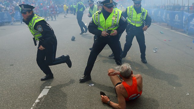 Policiais ouvem a segunda explosão na maratona de Boston