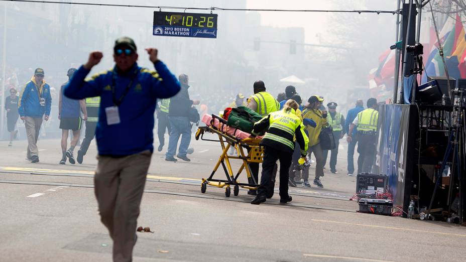 Equipes de resgate socorrem feridos após a explosão na maratona de Boston