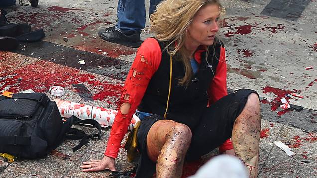 Vítimas são socorridas, após a explosão na maratona de Boston