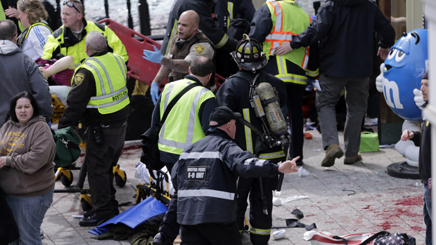 Feridos são socorridos após explosão na maratona de Boston