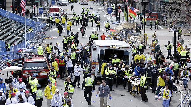 Feridos são socorridos após explosão na maratona de Boston