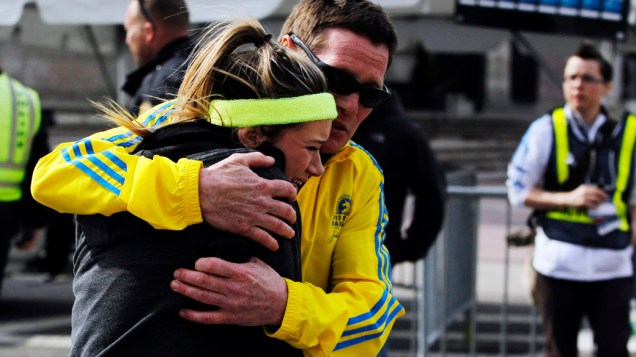 Mulher é consolada por um homem após uma explosão na maratona de Boston