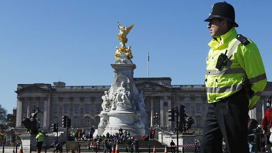 Policial em frente ao Palácio de Buckingham em Londres