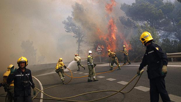 Bombeiros tentam controlar o fogo na região de Marbella