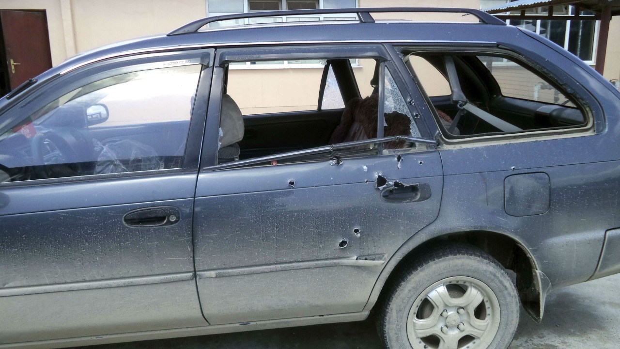 Marcas de tiros são vistas no carro em que duas jornalistas da AP foram atacadas no Afeganistão