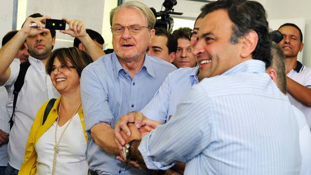 O prefeito e candidato à reeleição, Marcio Lacerda, vota no Colégio Estadual Central, em Belo Horizonte (MG), neste domingo (07)