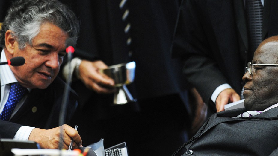 Marco Aurélio Mello conversa com Joaquim Barbosa durante o julgamento do mensalão, em 10/10/2012