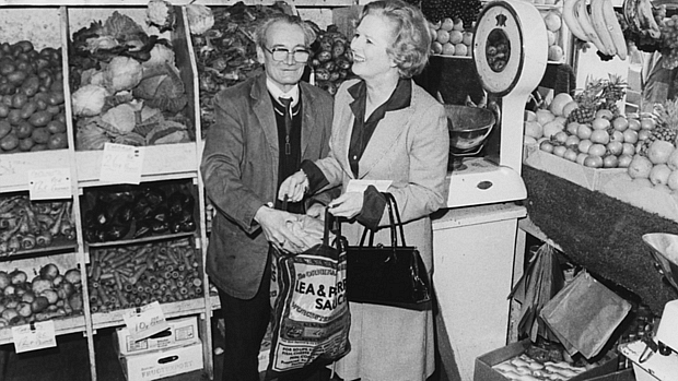 Thatcher faz compras durante a campanha de 1979: tarefas domésticas