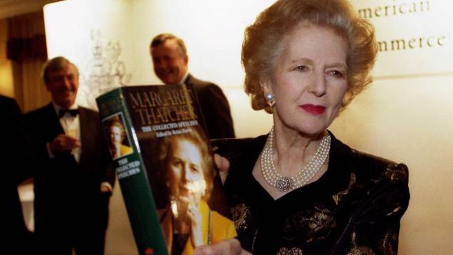 Margaret Thatcher exibe livro de sua autoria em 1997