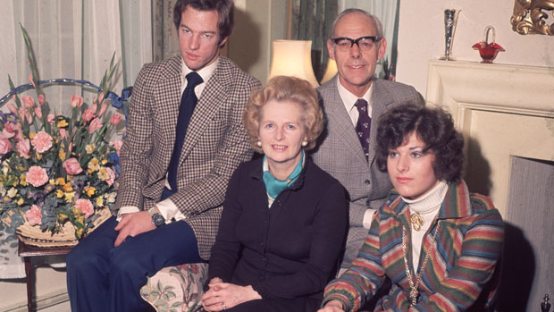 Margaret com os filhos Mark e Carol, e o marido Denis Thatcher, em 1976