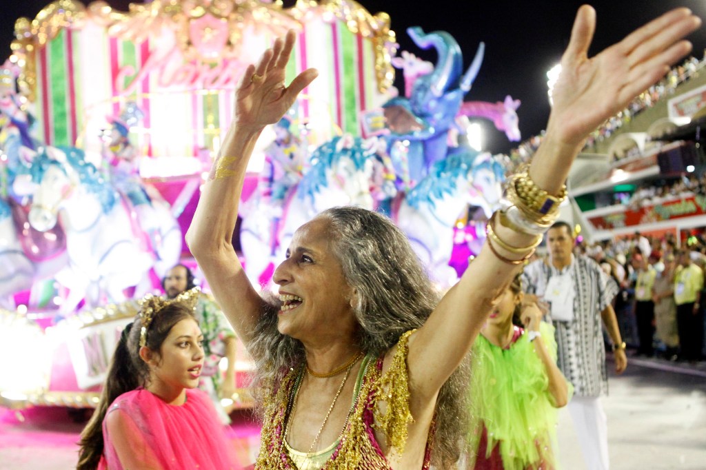 Maria Bethânia com a Mangueira no desfile das campeãs do Carnaval do Rio