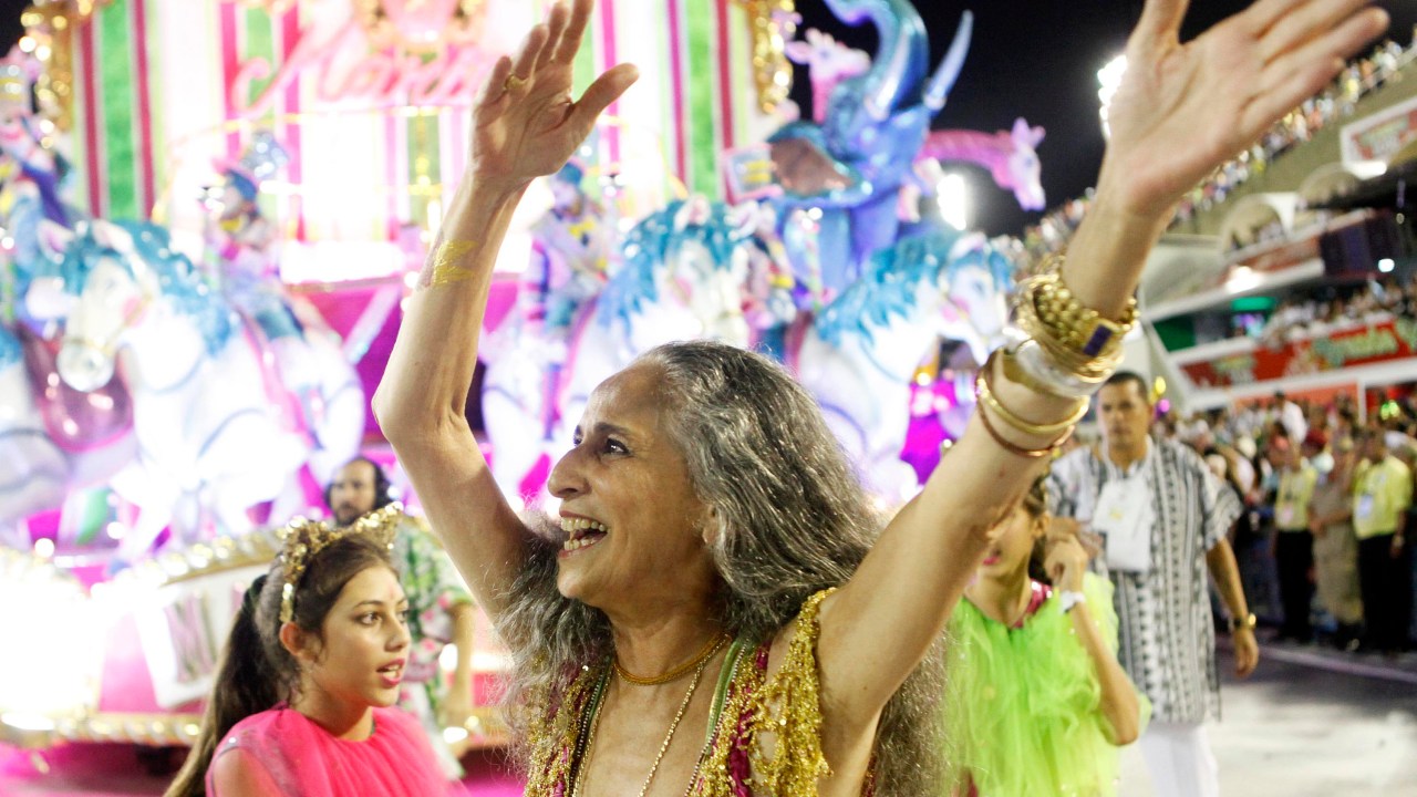 Maria Bethânia com a Mangueira no desfile das campeãs do Carnaval do Rio