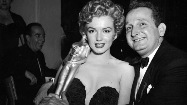 Marilyn Monroe com o prêmio Star of Tomorrow em 1960