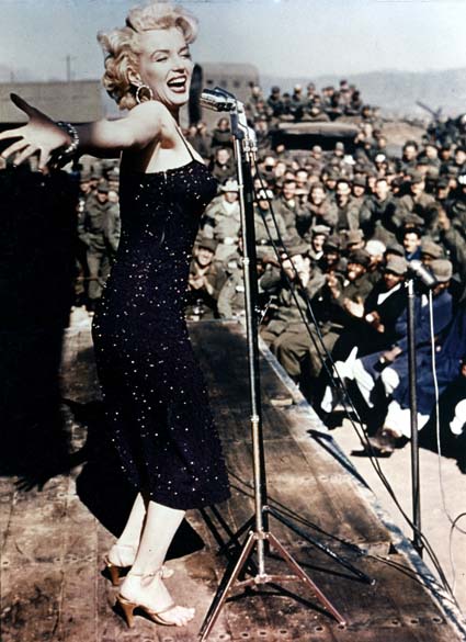 Marilyn Monroe entretendo soldados americanos