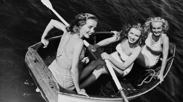 Norma Jean Baker (Marilyn Monroe - ao centro) com amigas em 1941