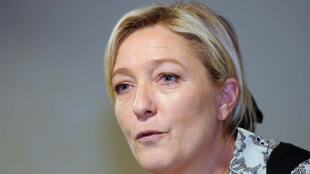 Marine Le Pen, da frente de direita francesa, durante confrência, no Sul da França