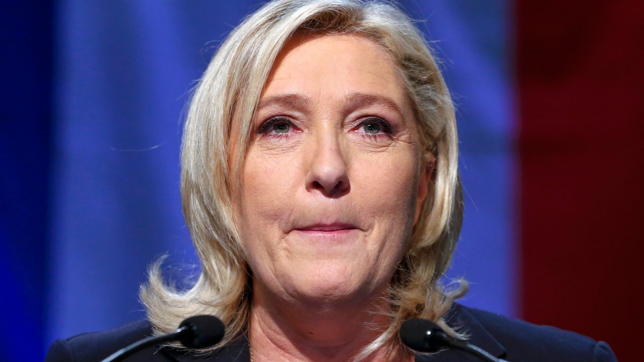 Marine Le Pen, líder da Frente Nacional da França, discursa após a derrota do partido nas eleições regionais deste domingo