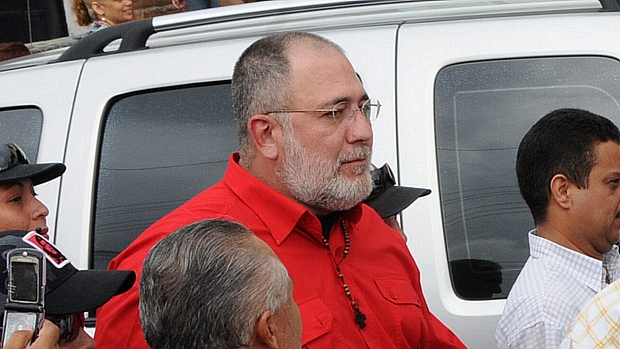 O apresentador de TV Mario Silva caminha em Caracas com a característica camisa vermelha dos chavistas