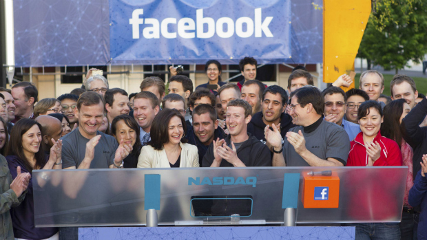 Mark Zuckerberg celebra entrada do Facebook na Nasdaq na sede da empresa, na Califórnia, em maio de 2012