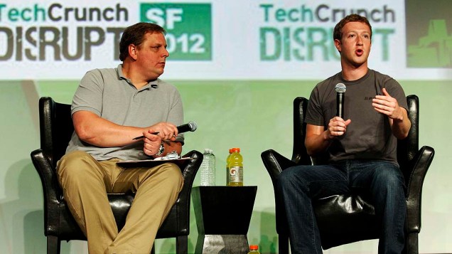 O mediador Michael Arrington e o CEO do Facebook, Mark Zuckerberg, durante a conferência TechCrunch Disrupt em São Francisco, Califórnia