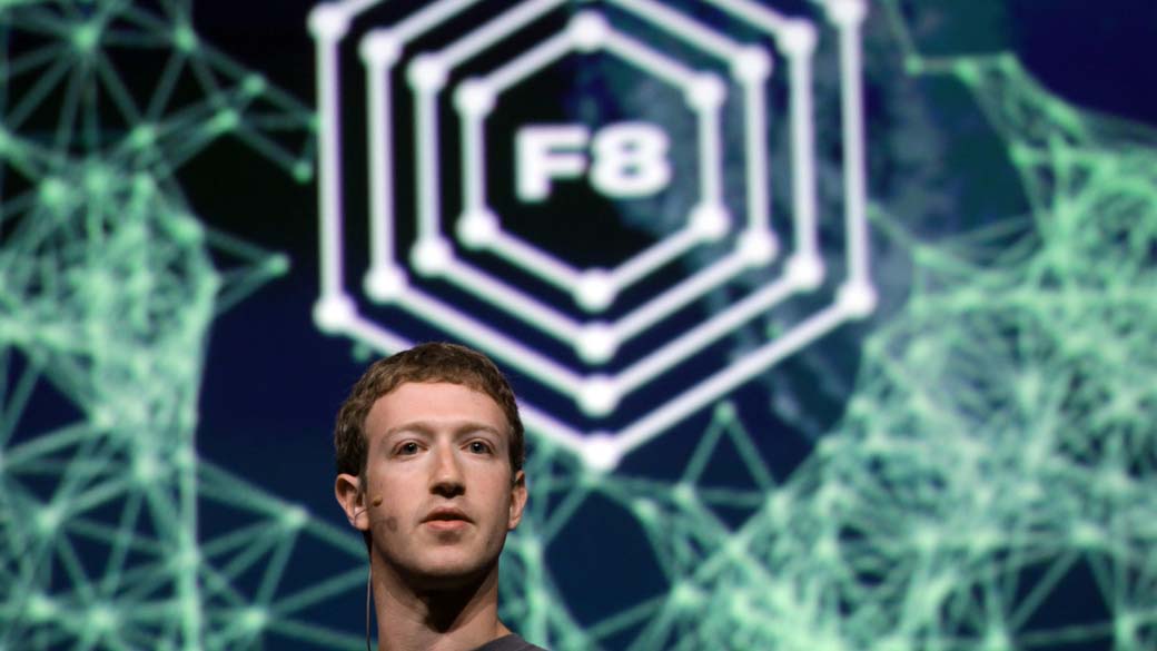 Mark Zuckerberg enquanto terminava seu discurso na Conferência de Desenvolvedores Facebook F8, em San Francisco
