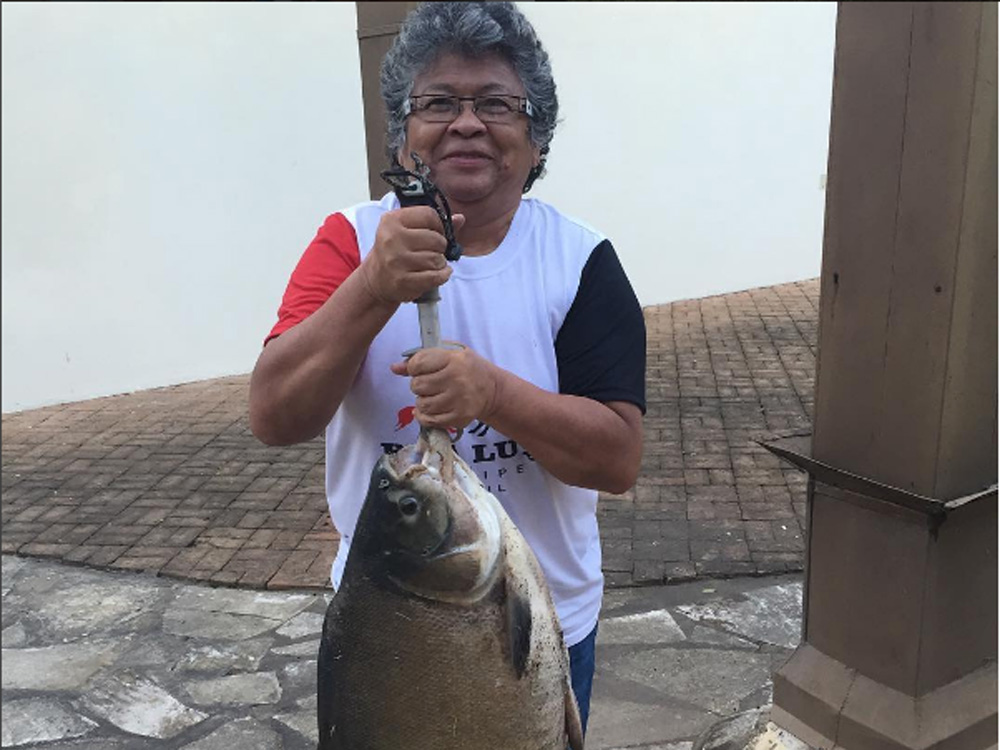 Marlene Mattos exibe sua pesca no Hotel Fazenda Boa Luz, no Sergipe