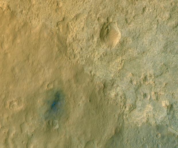 Imagem feita pelo satélite Mars Reconnaissance Orbiter e divulgada nesta terça-feira pela NASA mostra (na área em azul) o local onde o Curiosity se encontra