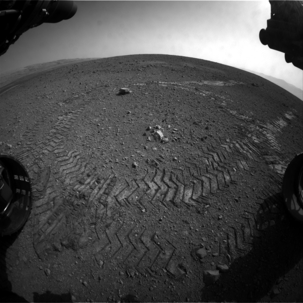 Marcas provocadas pelas rodas do Curiosity em solo marciano. Veículo chegou ao planeta no dia 6 de agosto