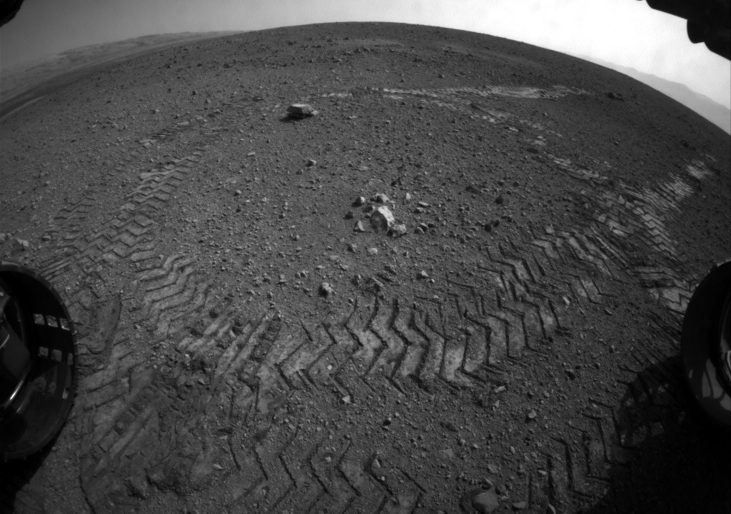 Marcas provocadas pelas rodas do Curiosity em solo marciano. Veículo chegou ao planeta no dia 6 de agosto