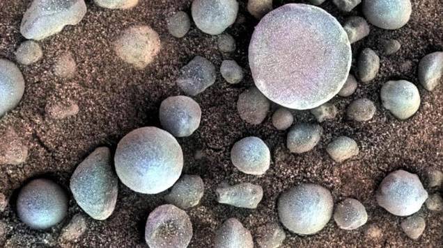 <p>Close de pedras esféricas na superfície de Marte, capturado por Opportunity</p>