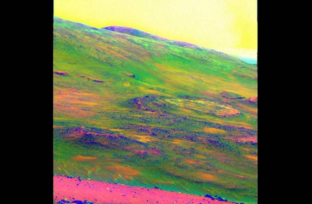 <p>Imagem do solo marciano com cores trocadas para destacar o desgaste das rochas, em uma região conhecida como "Home Plate"</p>