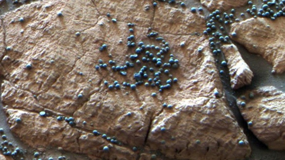 <p>Pequenas rochas esféricas ricas em hematita, fotografadas por Opportunity</p>