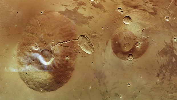 Os dois vulcões marcianos vistos através das lentes da sonda europeia Mars Express