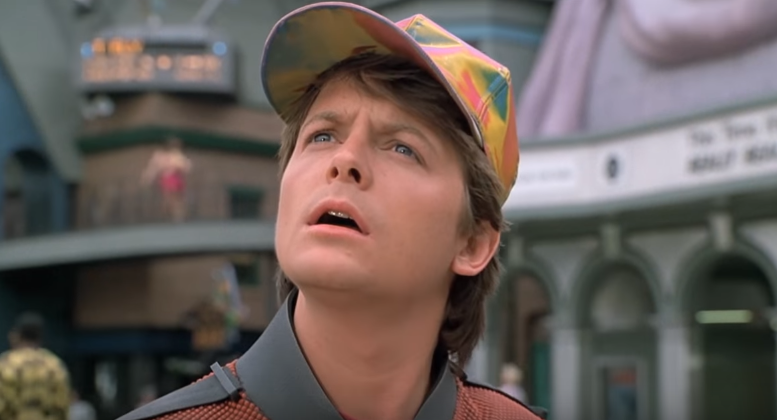 Em 'De Volta para o Futuro 2', o personagem Marty McFly é interpretado pelo ator Michael J. Fox.
