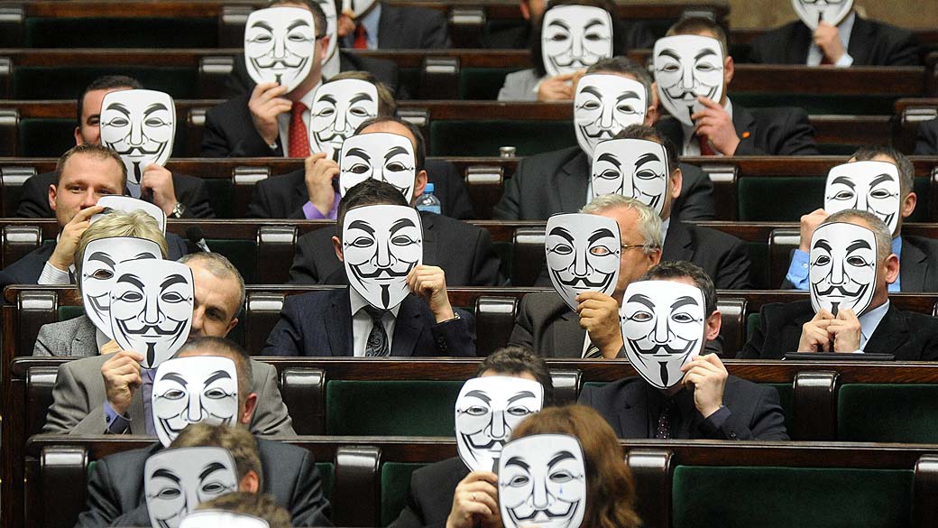 Legisladores da Polônia protestam contra o Acta durante sessão do parlamento, em Varsóvia