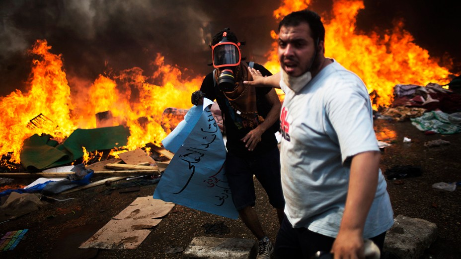 Manifestantes que apoiam o presidente deposto do país, Mohamed Mursi, durante protestos no Cairo, nesta quarta-feira (14)