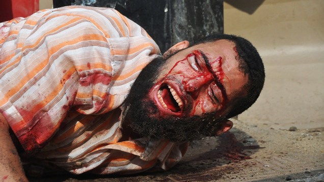 Homem fica ferido durante violentos confrontos entre forças de segurança e opositores no Egito, nesta quarta-feira (14)