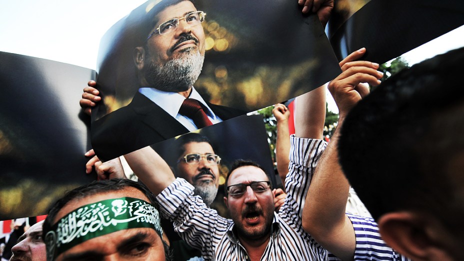 Manifestantes que apoiam o presidente deposto do país, Mohamed Mursi, durante protestos no Cairo, nesta quarta-feira (14)