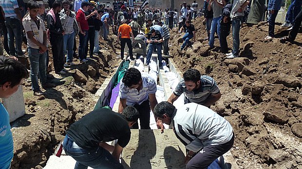 Enterro de massa das vítimas do massacre das forças sírias em Hula