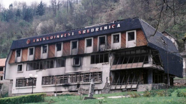 Hotel destruído no período do massacre de Srebrenica, na Bósnia-Herzegóvina, em 1997