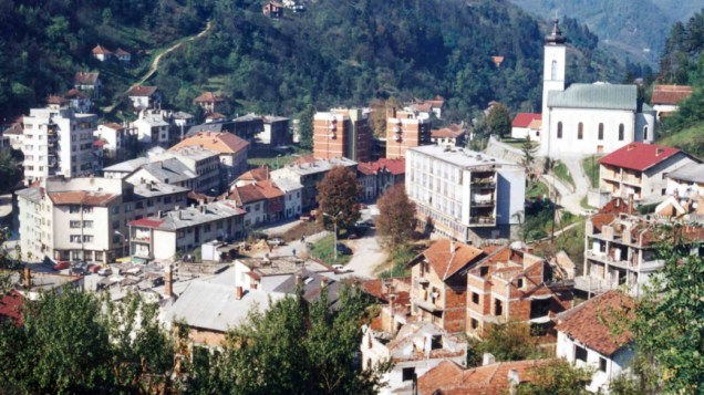 Vista geral da cidade de Srebrenica, na Bósnia-Herzegóvina, em 1997
