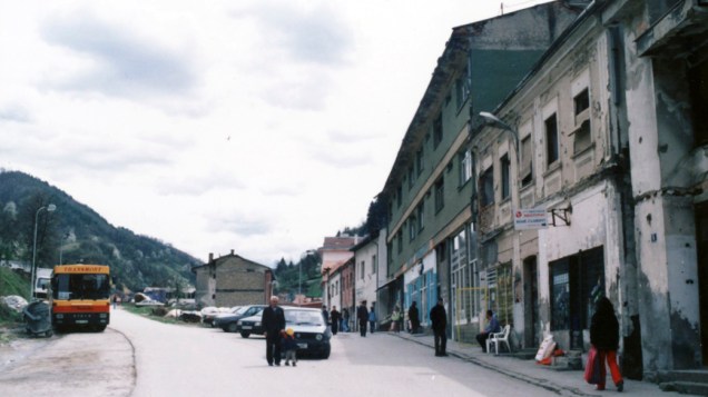 Rua da cidade de Srebrenica, na Bósnia-Herzegóvina, em 1997