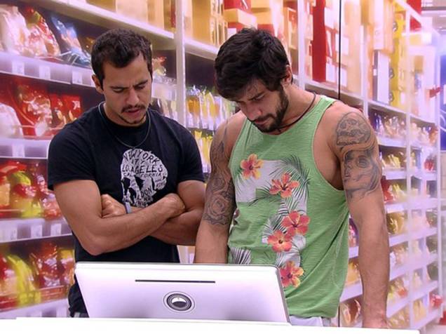 Matheus e Renan fazem compras no BBB16