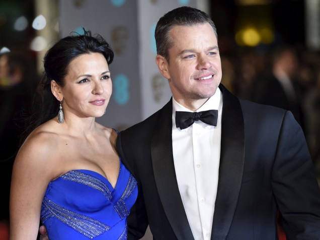 Matt Damon e a esposa Luciana Barroso chegam ao Royal Opera House, em Londres, para a cerimônia do Bafta 2016