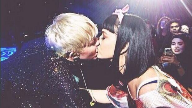 Miley Cyrus e Katy Perry dão selinho durante show