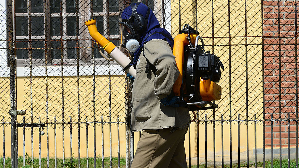 Agentes do controle de Zoonoses fazem aplicação de produto químico contra focos de mosquito da dengue em São José dos Campos, São Paulo