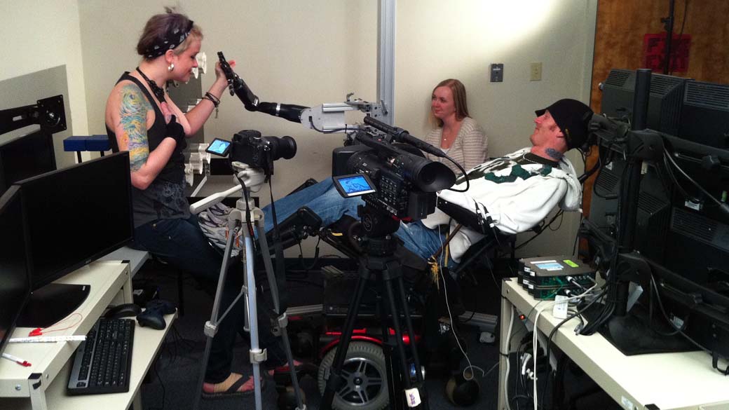 Tim Hemmes se tornou a primeira pessoa tetraplégica a mover um braço protético utilizando apenas os pensamentos