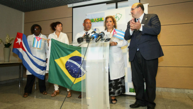 Médicos cubanos chegam a Recife para integrar o programa do governo federal.