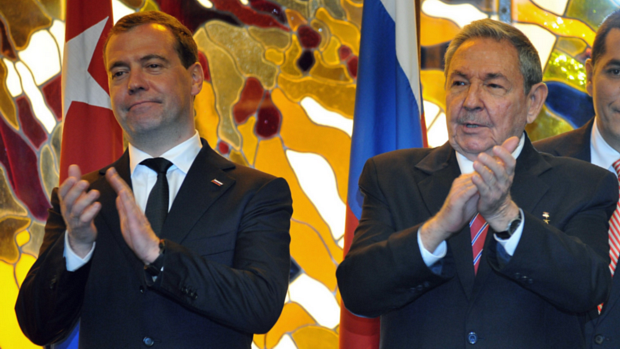 Presidente de Cuba, Raúl Castro, ao lado do primeiro ministro russo Dimitri Medvedev