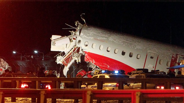 Destroços do avião que pegou fogo e saiu da pista causando quatro mortes, em Moscou